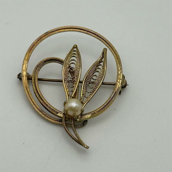 Vintage Gold Tone Filigree Leaves Small Brooch with Genuine Pearl Classic Dainty - Picture 6 of 6
